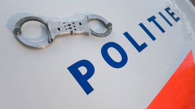 handboeien-op-politieauto.jpg