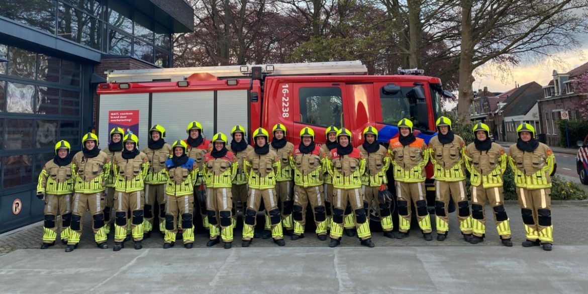 Brandweer-kazerne-Koudekerk-in-het-nieuwe-bluspak-1200×600.jpg