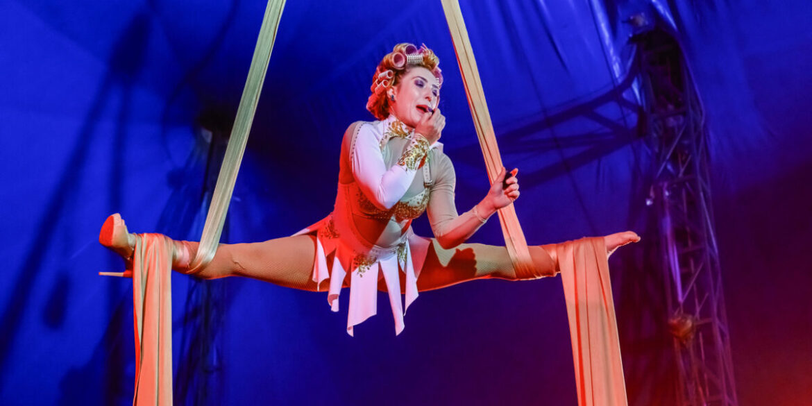 Magic-Circus-SCUSZA-Sofia-Ferrari-Bijzondere-luchtacrobatiek-Fotograaf_Piet-Hein_Out-1200×600.jpg