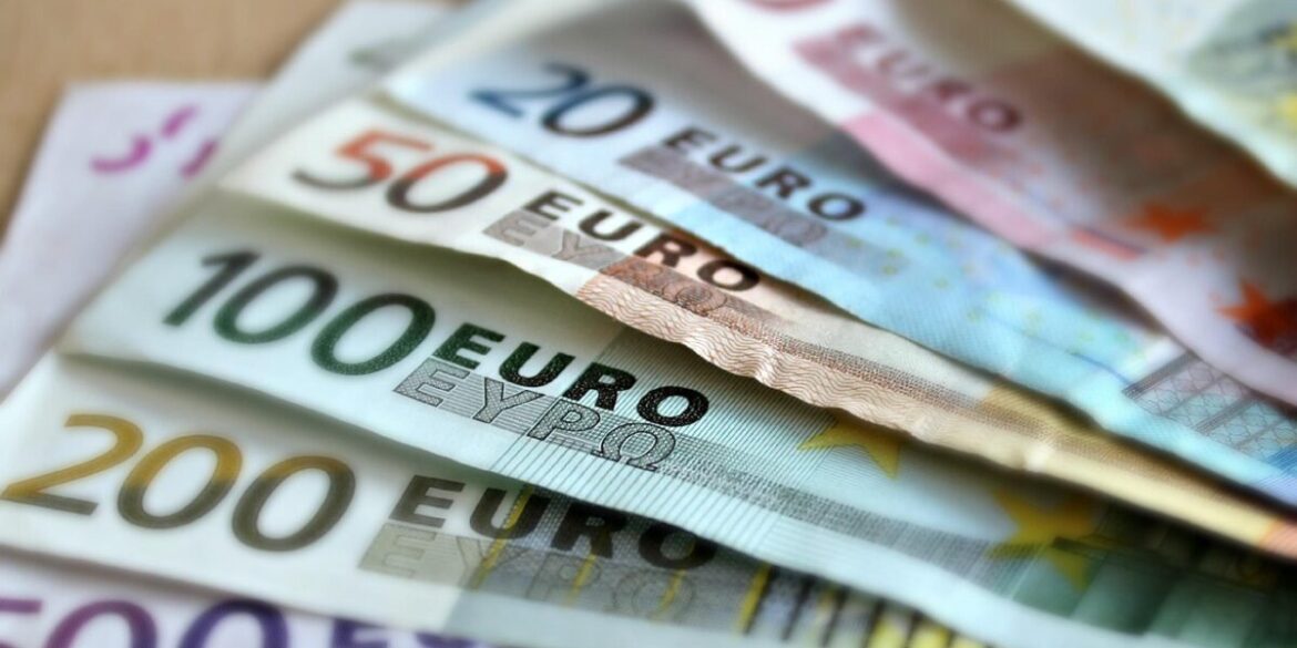 banknotes-g865edf895_1280-1200×600.jpg