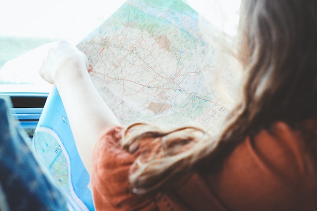 pexels-hannah-nelson-1037890 Vrouw met kaart op een roadtrip